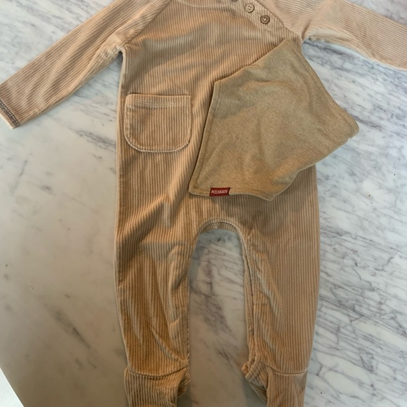 New with tags ✨ Mud Pie long sleeve onesie with matching Milkbarn bandana - Picture 4 of 6